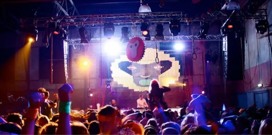 Apenkooi feest met publiek